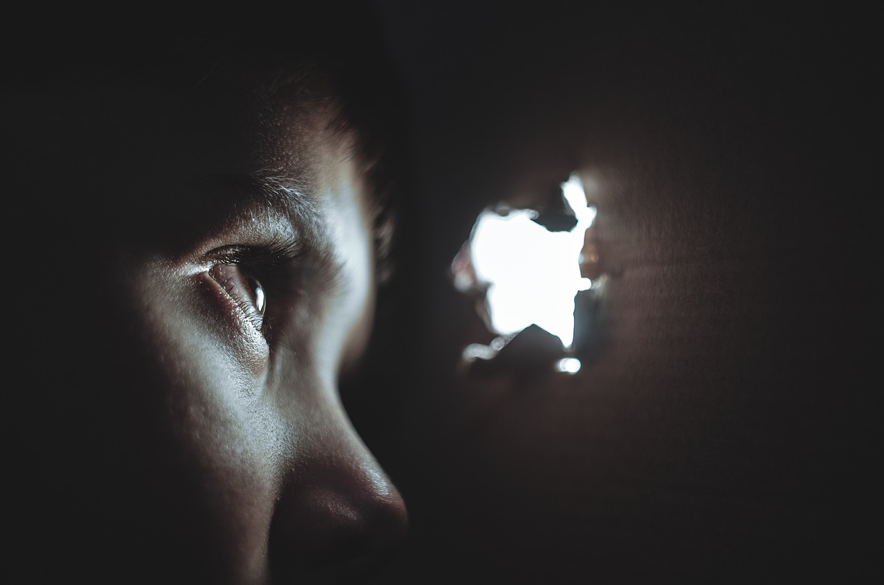 hiding-pixabay